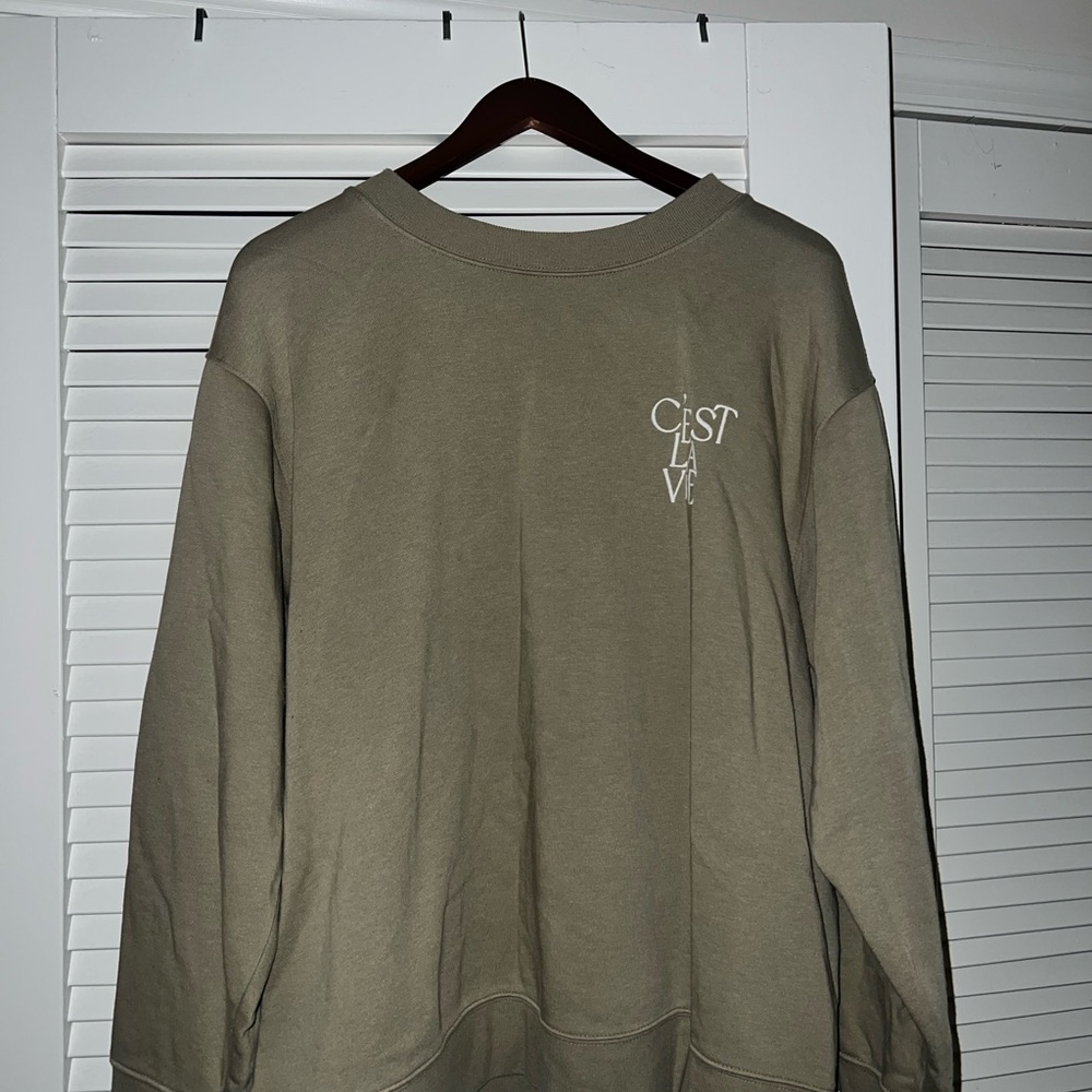 C’est La Vie Universal Thread Olive Graphic Sweatshirt